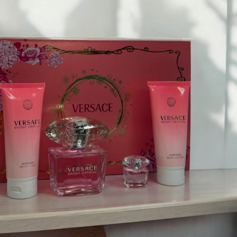 Парфумований набір жіночий Versace Bright Crystal Set (туалетна вода, 90 мл + лосьйон, 100 мл + гель для душу, 100 мл + туалетна в Парфумований набір жіночий Versace Bright Crystal Set (туалетна вода, 90 мл + лосьйон, 100 мл + гель для душу, 100 мл + туалетна в